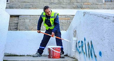Belediye, görüntü kirliliği oluşturan yazıları temizliyor