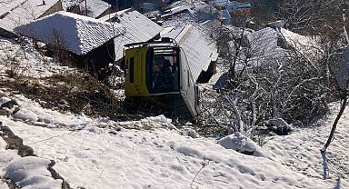 Belediye yolcu otobüsü karlı ve buzlu yolda kontrol çıkarak yamaçtan aşağıya yuvarlandı