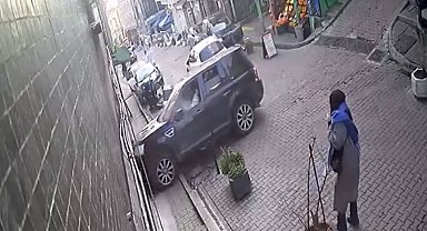 Beşiktaş'ta aynı yerde 4. kaza: Yokuş aşağı gelen lüks cipin yaptığı kaza güvenlik kamerasında