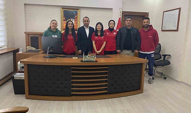 Besni masa tenisi takımları şampiyonluğu kutladı