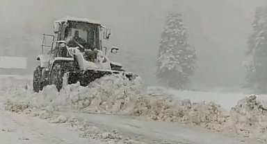 Beyaza bürünen Uludağ yolunun kapanmaması için ekiplerin hummalı çalışması sürüyor