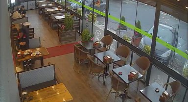 Beylikdüzü'nde nefes borusuna yemek kaçan adama Heimlich manevrası