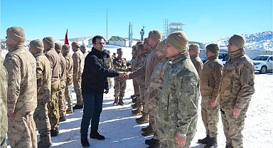 Beytüşşebap Kaymakamı Kato Dağı'nda askerle bir araya geldi