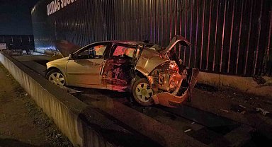 Bıçaklı kavga sonrası olay yerinden kaçan şüpheliler kaza yaptı: 1 ölü, 2 yaralı