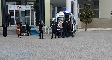 Bıçaklı saldırıda ağır yaralanan genç belediyeye sığındı