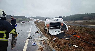 Bilecik'te kontrolden çıkan araç takla atarak durabilirken, sürücüsü yaralandı