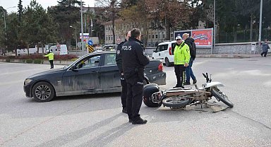 Bilecik'te motosiklet ile otomobil çarpıştı, 1 kişi yaralandı