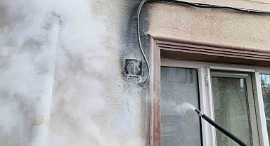 Bina girişindeki elektrik panosunda çıkan yangın korkuttu