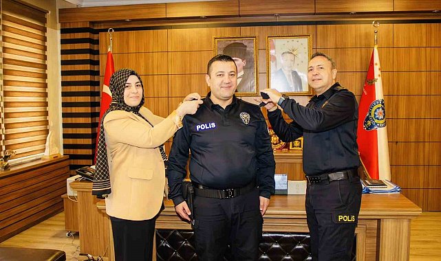 Bir üst rütbeye geçti apoletini eşi taktı