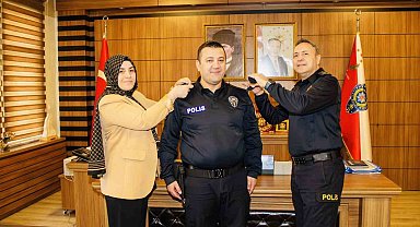 Bir üst rütbeye geçti apoletini eşi taktı