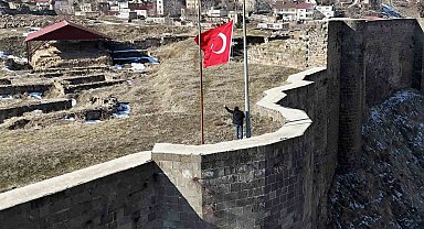 Bitlis Kalesi'nde bayrak yarıya indirildi