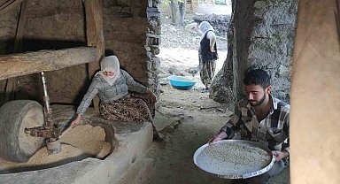 Bitlis'te asırlık su değirmenlerinde çeltikler pirinç haline getiriliyor