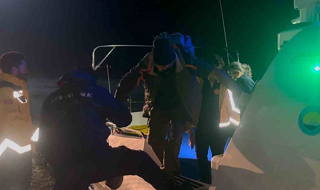 Bozcaada demir sahasında demirli tankerde rahatsızlanan bir kişi sahil güvenlik ekiplerince tahliye edildi