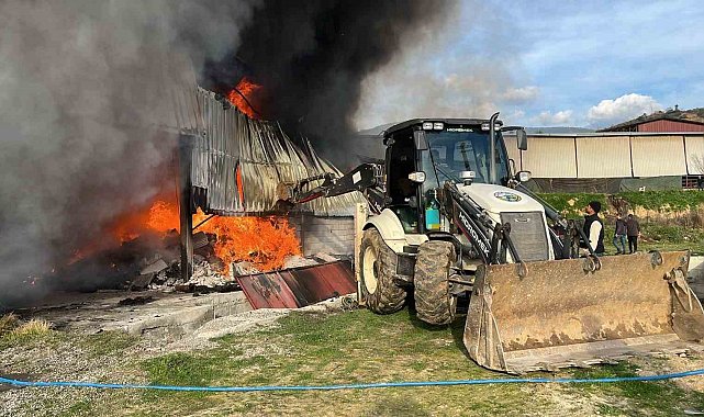 Bozdoğan'daki kıl çadır imalathanesinde çıkan yangına müdahale sürüyor