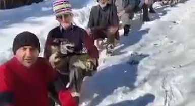 Bu köyde 7'den 70'e herkes kızak yarışı yapıyor