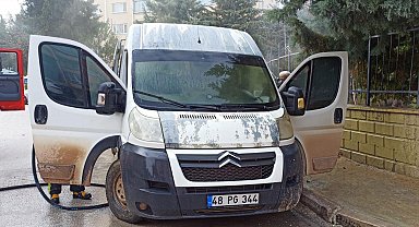 Burdur'da araç içerisine düşen sigara izmariti yangına neden oldu