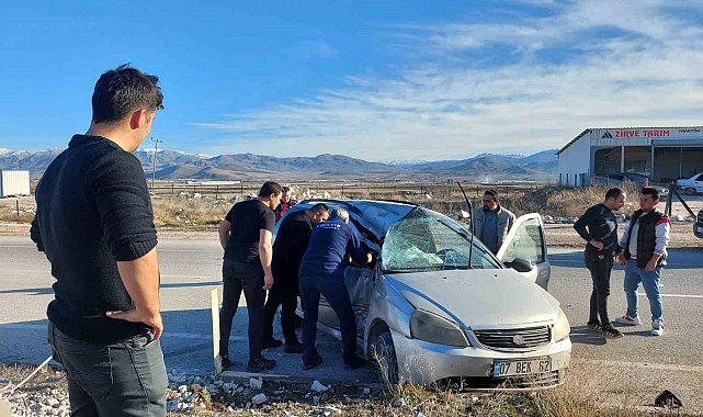 Burdur'da otomobil refüje çarptı: 1 yaralı