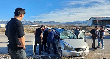 Burdur'da otomobil refüje çarptı: 1 yaralı