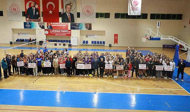 Burhaniye'de voleybol şöleni başladı