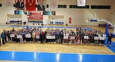 Burhaniye'de voleybol şöleni başladı