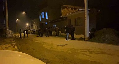 Bursa'da bir evi kundakladığı iddia edilen şahıs bıçakla ekiplere direndi