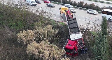 Bursa'da kontrolden çıkan tır refüje uçtu, otoban kitlendi