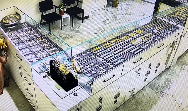 Bursa'da önce kuyumcuyu soydu, sonra gelen müşteriyi de soydu