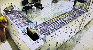 Bursa'da önce kuyumcuyu soydu, sonra gelen müşteriyi de soydu