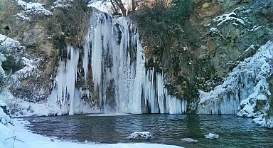 Buz sarkıtlarının uzadığı Sırakayalar Şelalesi kışın büyülüyor