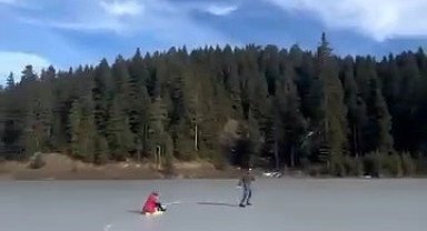 Buz tutan gölette kızağa bindiler
