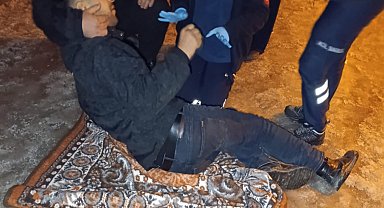 Buz tutan yoldan düşen genç ayağını kırdı