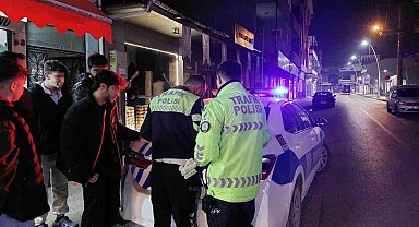 Çakarı açık bırakıp pastaneye gittiler, geri döndüklerinde cezadan kaçamadılar