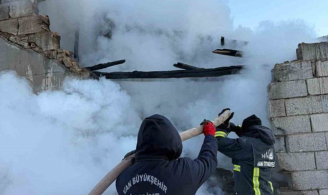 Çaldıran'da ahır yangını