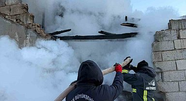 Çaldıran'da ahır yangını