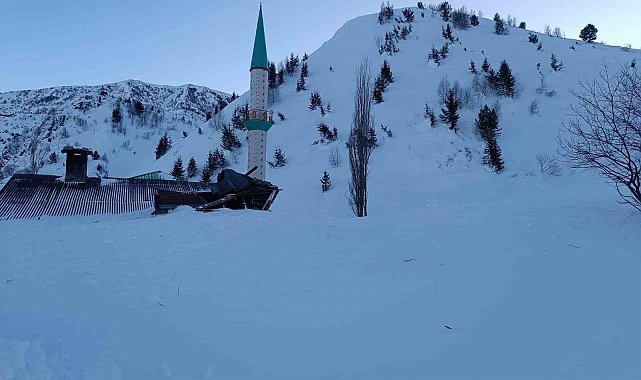 Cami lojmanının üzerine çığ düştü
