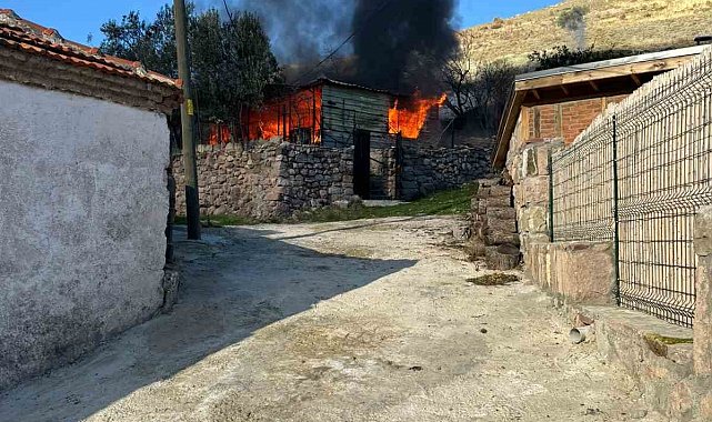 Çanakkale'de yanan ev kullanılamaz hale geldi