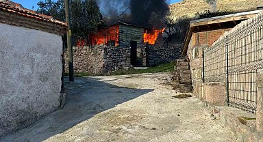 Çanakkale'de yanan ev kullanılamaz hale geldi