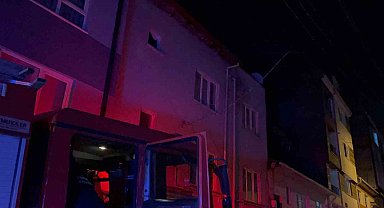 Çatıyı yakıp aşağıya atlayan adam ağır yaralandı, beslediği 10 kuş yangında telef oldu