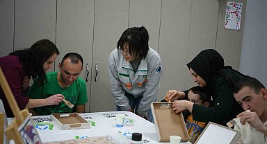 Çayırova'da özel bireyler, engelsiz resimler çiziyor