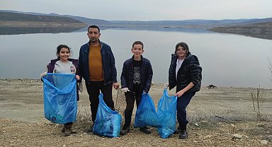 Çekerek Barajında 17 torba çöp topladılar