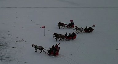 Çıldır Gölü'nde atlı kızak heyecanı