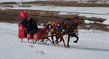 Çıldır Gölü'nde atlı kızak keyfi