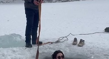 Çıldır Gölü'nde eksi 20 derece soğukta buz gibi suya girdi