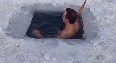 Çıldır'da buzlu su çılgınlığı devam ediyor