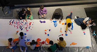 Çocuklar kolektif sanat üretimini öğreniyor