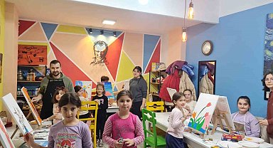 Çocuklar sömestr tatilinde resim çizerek keyifli zaman geçiyor