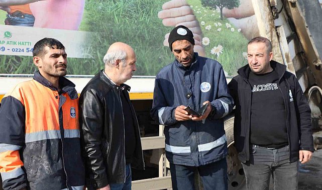 Çöpte bulduğu para dolu cüzdanı sahibine teslim etti