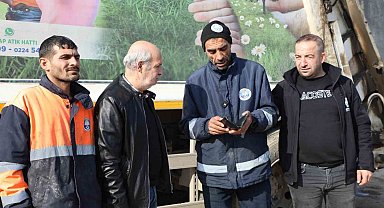 Çöpte bulduğu para dolu cüzdanı sahibine teslim etti