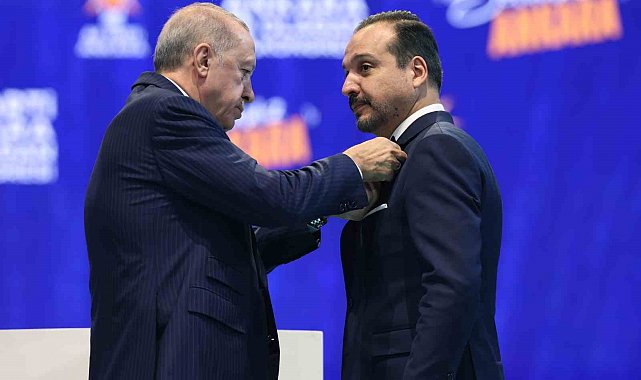 Cumhurbaşkanı Erdoğan, AK Parti'ye katılan Zorlu'ya rozet taktı