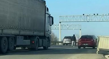 D-100 kara yolunda tehlikeli yürüyüş